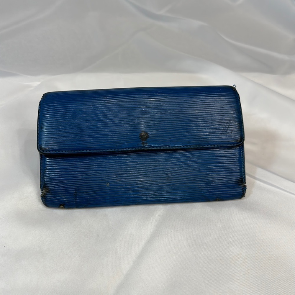 Louis Vuitton was blue Epi wallet fixer upper as is now it’s black,I repainted - Picture 3 of 16